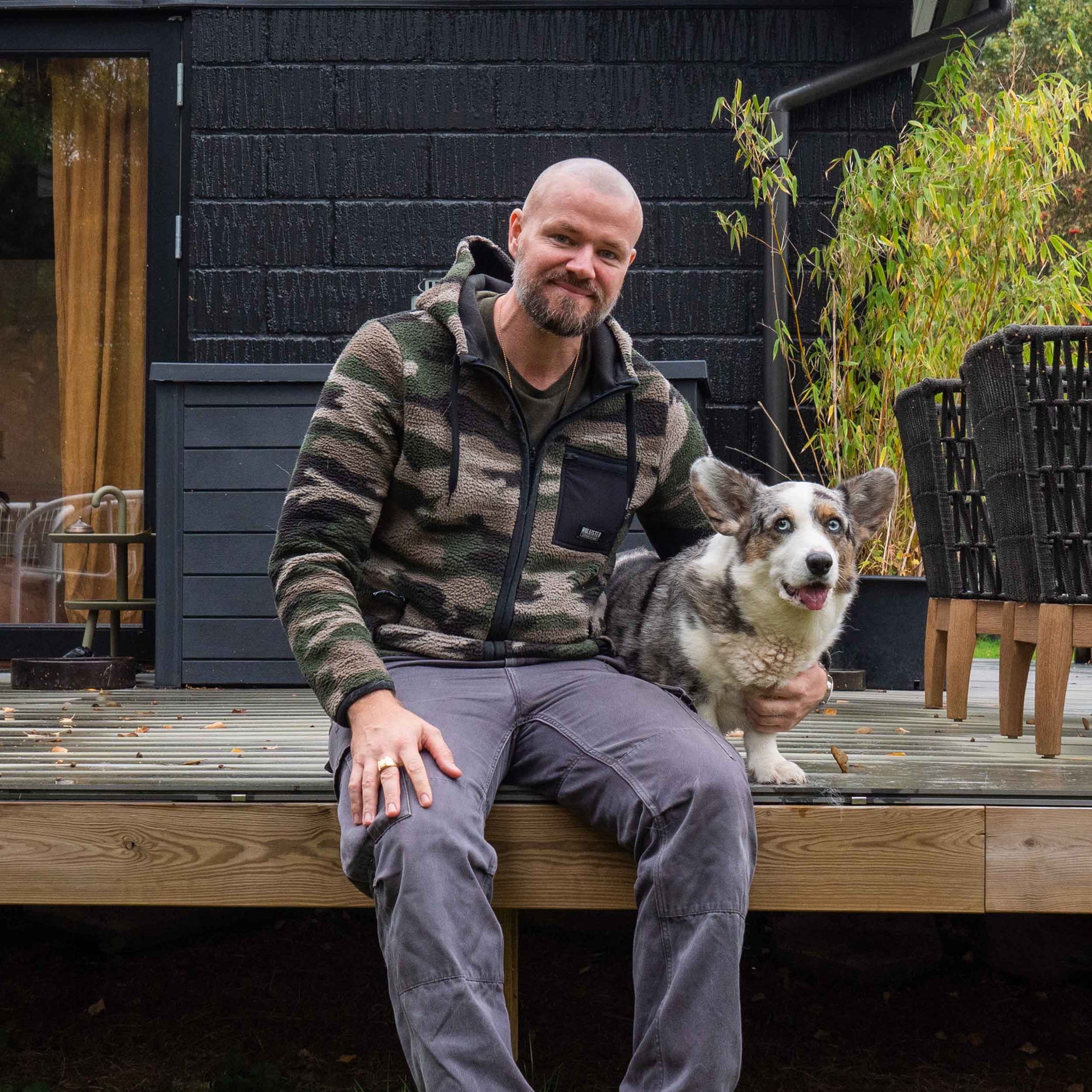 Christian er i sommerhus med hans corgi Feifel